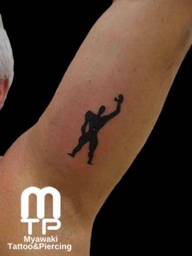 二の腕内側にヒト型のマーク