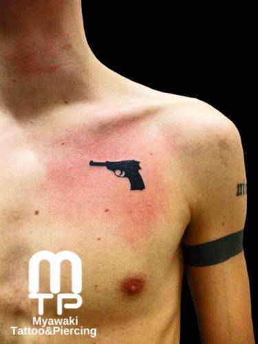 左胸に銃のシルエット