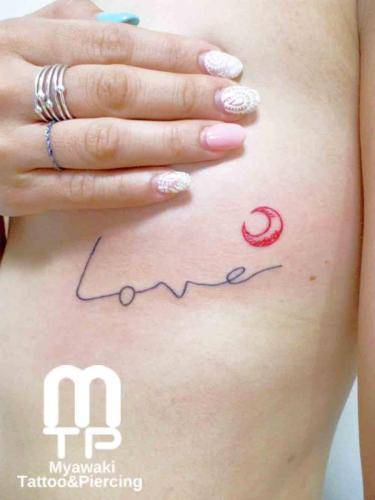 脇腹に赤い三日月と文字