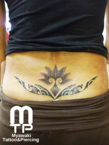 腰にカスタムデザインのポリネシアンタトゥー