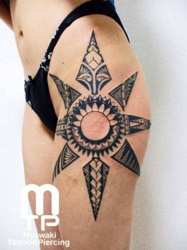 太ももにカスタムデザインのポリネシアンタトゥー