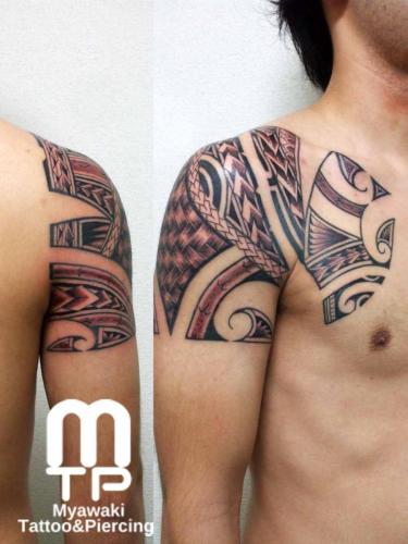 デザインに数字を組み込んでの、胸から腕にかけて腕にかけてのポリネシアンタトゥー。