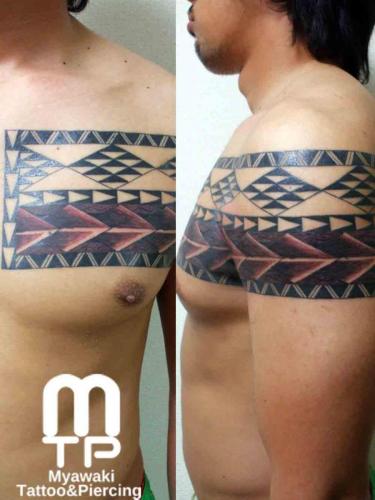 ハワイ・トンガのポリネシアンデザインスタイルで、胸から腕にかけて真一文字のポリネシアンデザイン
