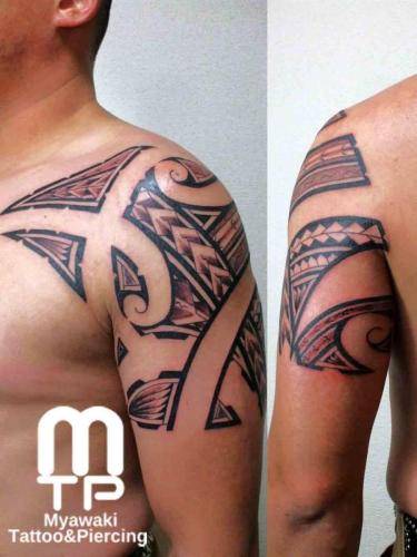胸から腕にかけてのポリネシアンタトゥー