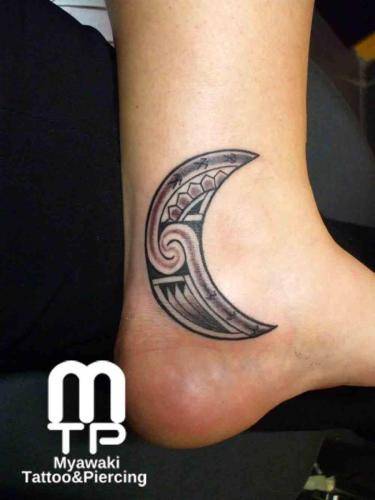 くるぶしに三日月型にオリジナルのポリネシアンデザイン
