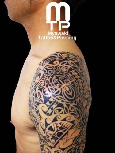 左肩から肩甲骨、腕５分のポリネシアンタトゥー３