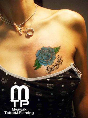 左側に青い薔薇とカスタムした文章