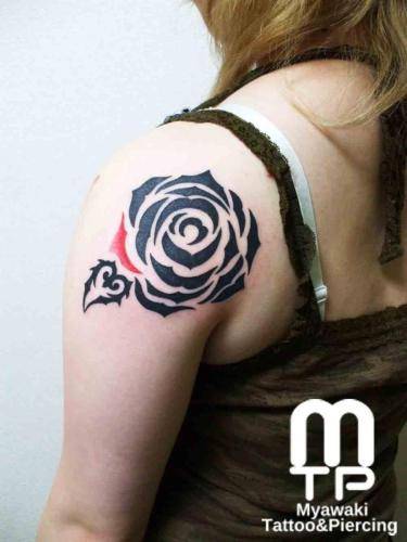 左肩後ろにシルエットでの黒いばら。１枚の花びらは赤ピンクのグラデーション