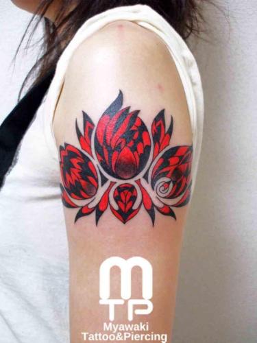 赤と黒で腕に花をイメージしたオリジナルデザイン。
