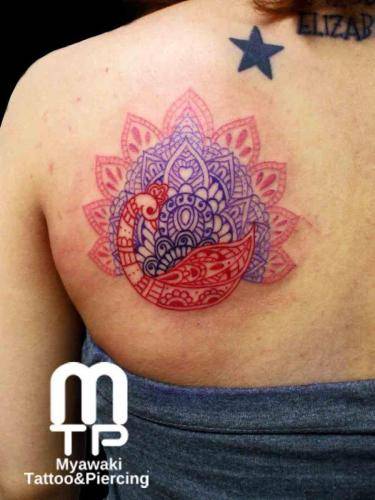 左肩甲骨に３色を使用したクジャクのヘナデザイン。カスタムしたオンリーワンタトゥー。