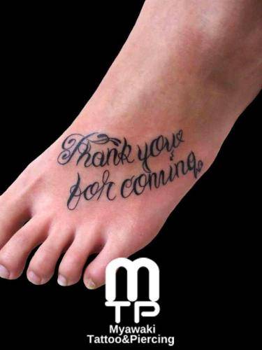 左足の甲にカスタムレタリング。