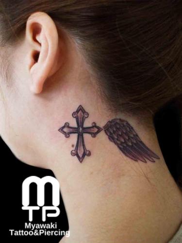 耳後ろにボカシでの十字架と羽１つ。