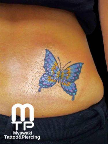 右腰に青系のグラデーションでの蝶