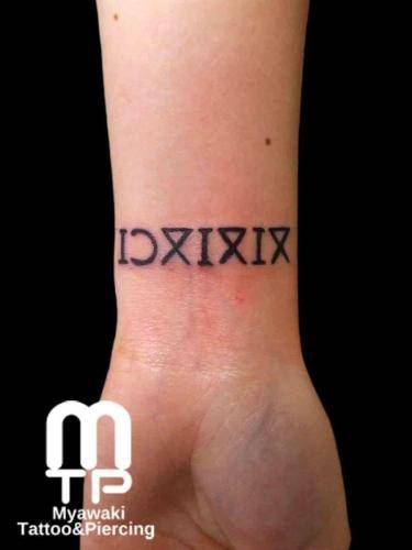 手首内側にカスタムレタリング。