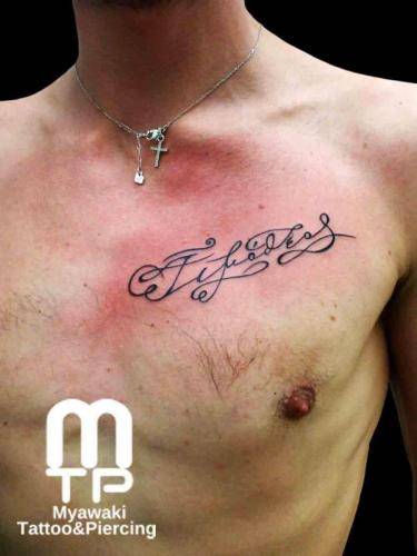 左胸にカスタムレタリング。