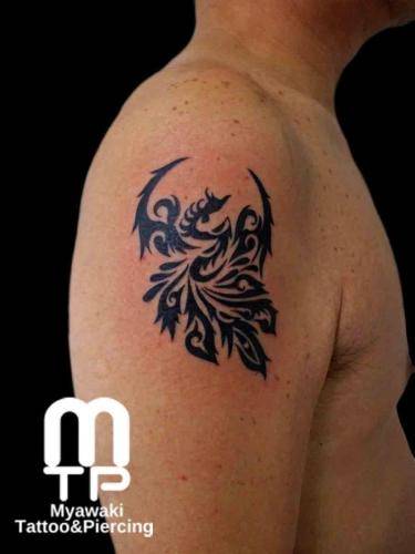 右二の腕にトライバルデザインでの鳳凰
