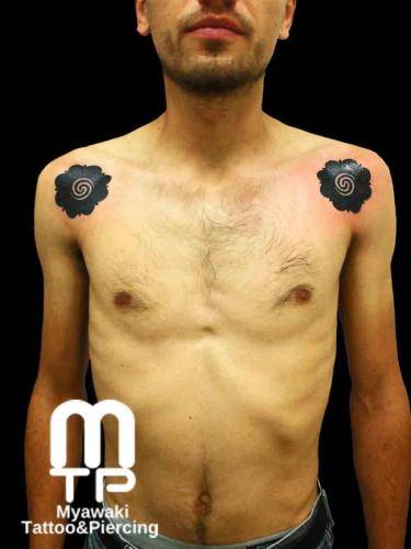 両肩前面にボルネオフラワー。