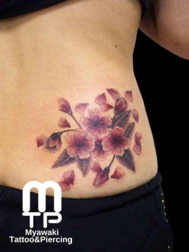 右腰に淡い赤系のカラーでのリアル風の桜。