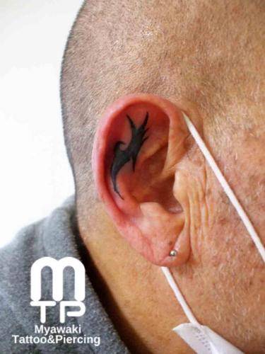 耳のタトゥーインクの滲みを目立たなく整えてリタッチ